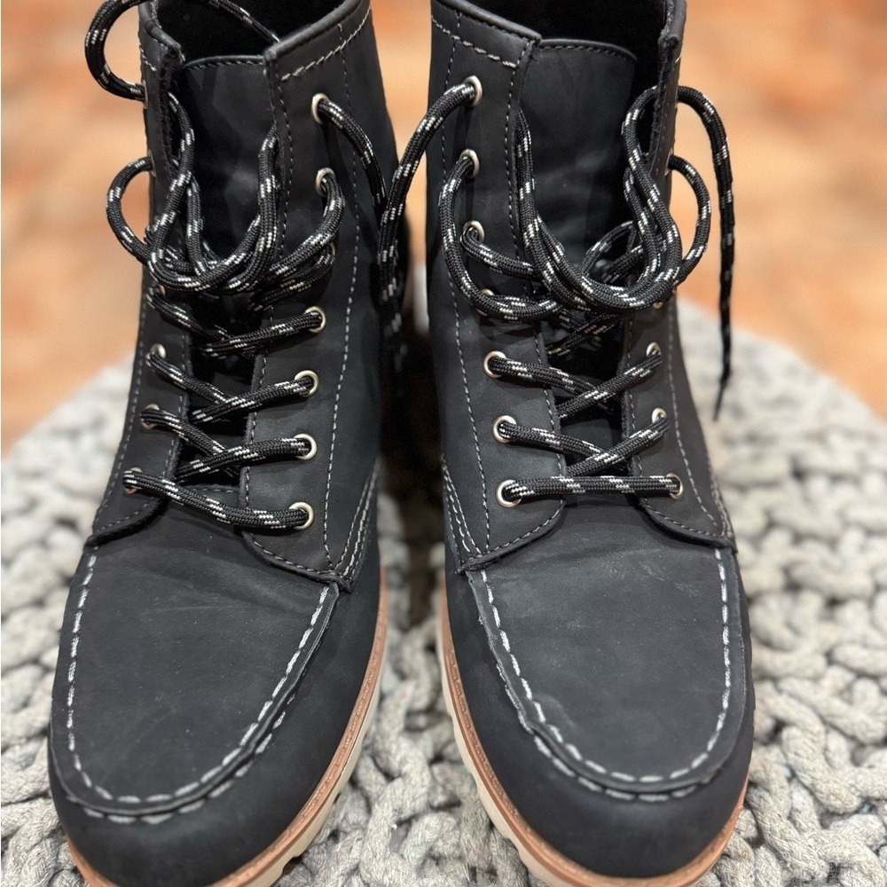 St. John’s Bay Womens BOSWELL Black Lugged Sole Man Made Ankle Boots Used Sz 8.5 - Picture 3 of 8